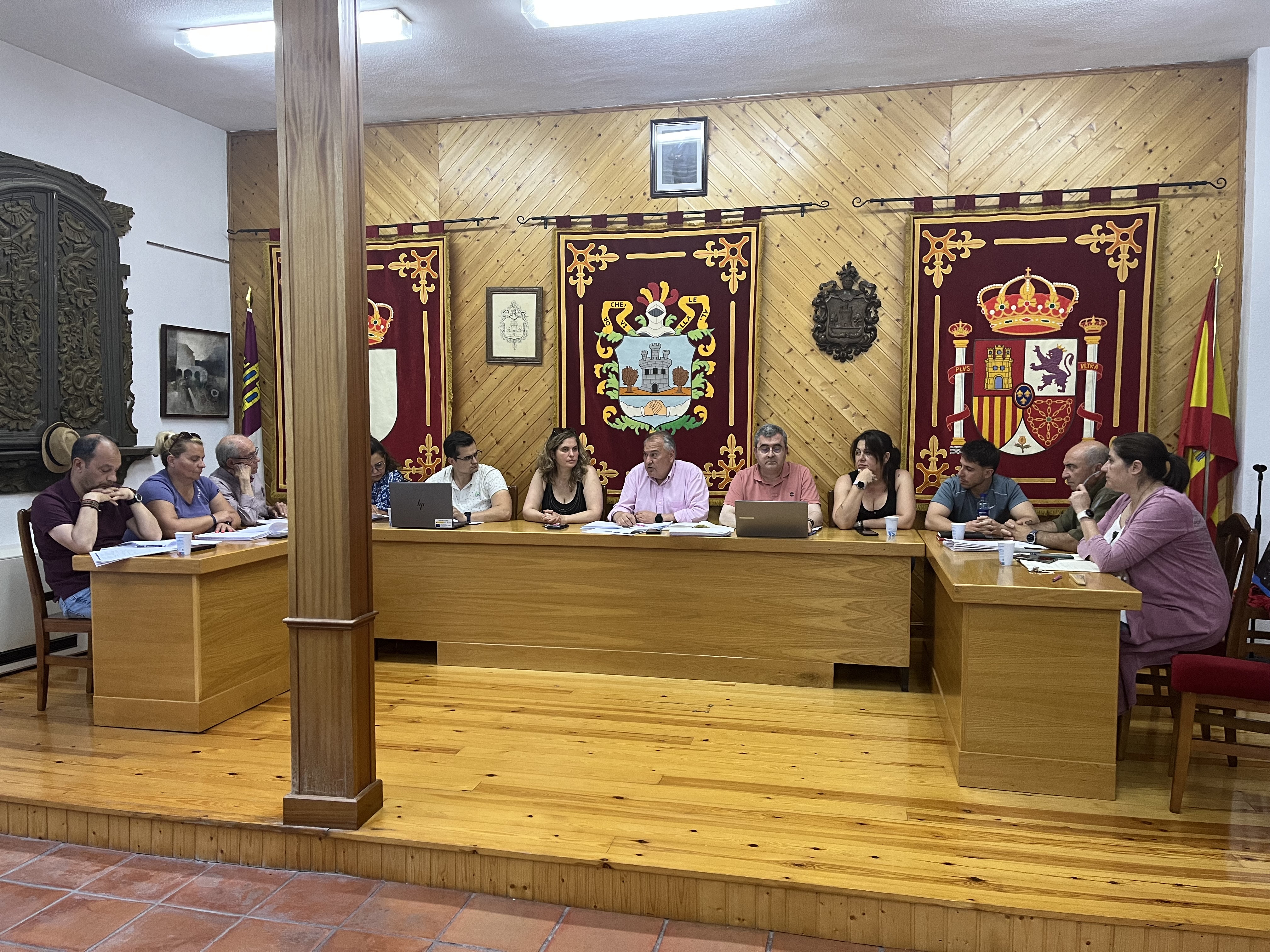 El Ayuntamiento de Horche aprueba la inversión necesaria para reponer el césped del campo de fútbol y dinamizar el municipio