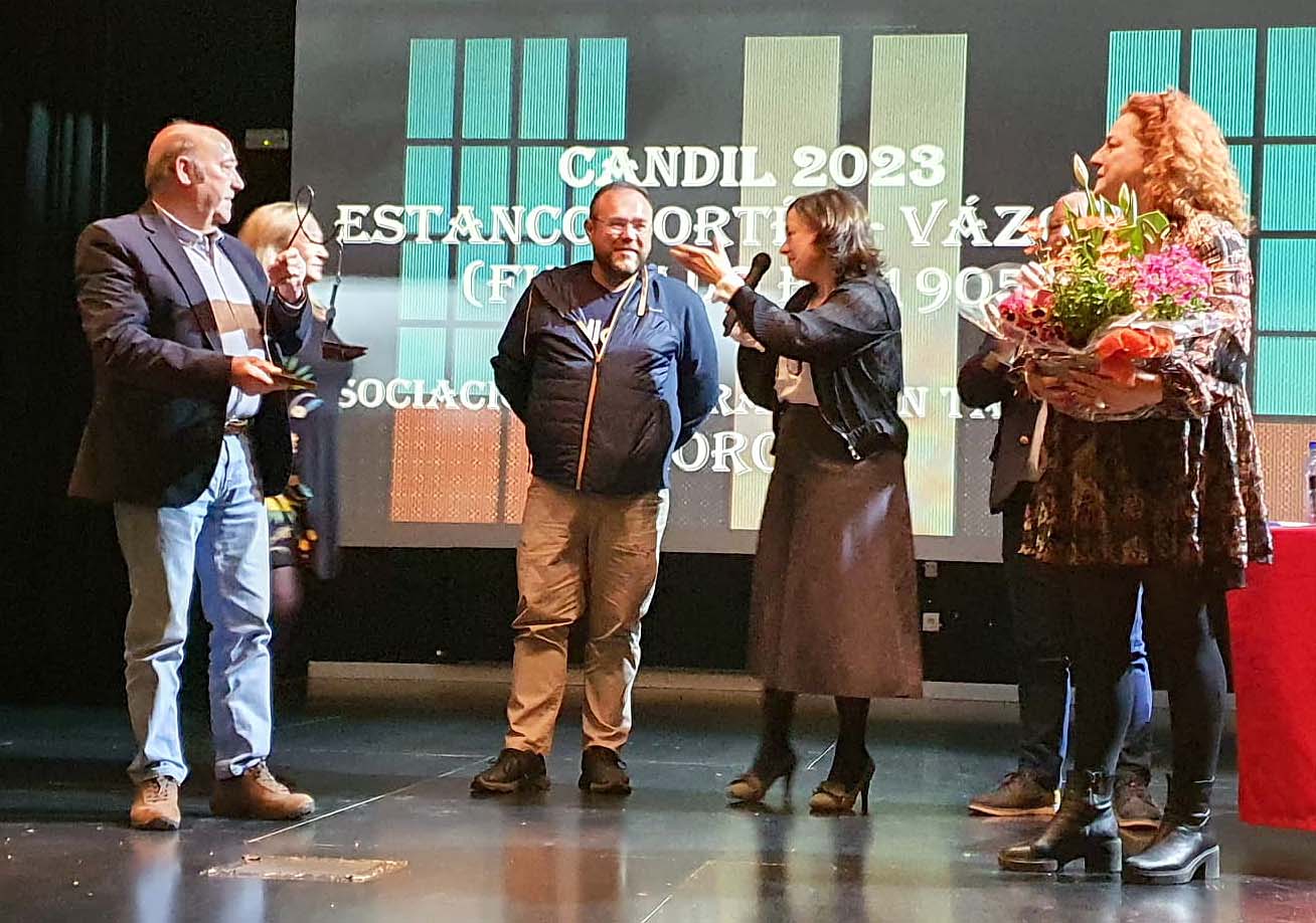 El estanco Cortes - Vázquez recibe el Candil de la Asociación Cultural Juan Talamanco