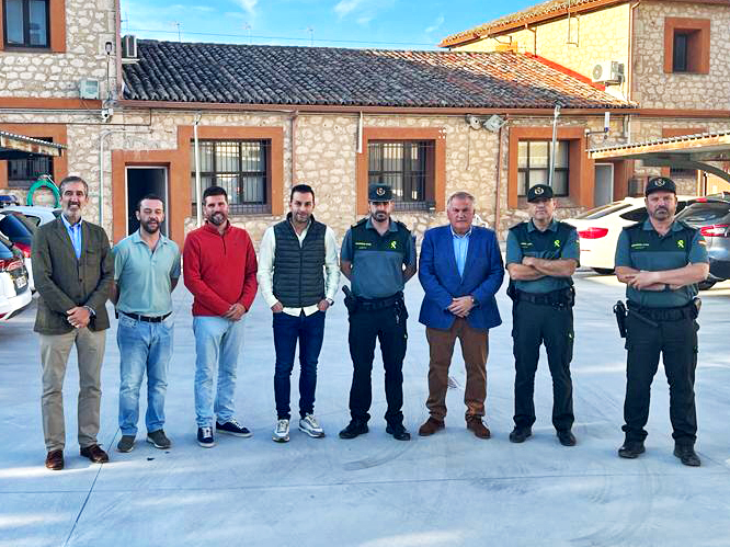 El patio del cuartel de la Guardia Civil de Horche mejora su aspecto con varias obras de pavimentación