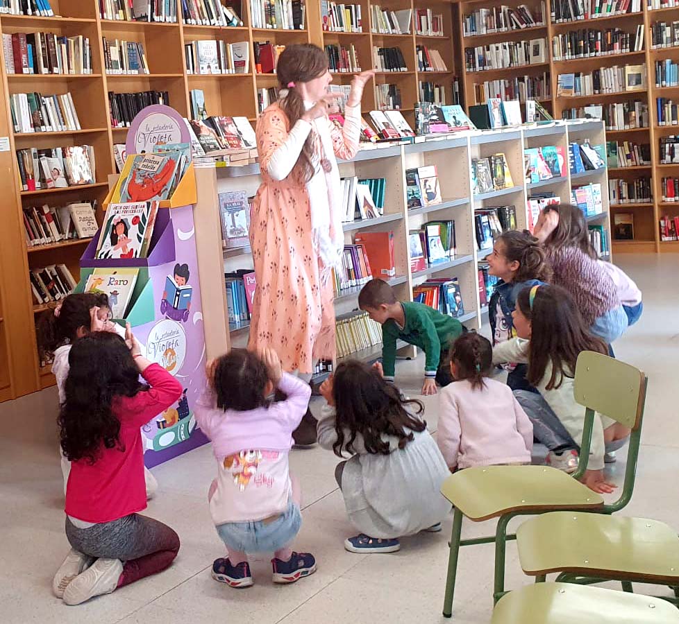 La biblioteca de Horche recibió la primavera recitando poesías