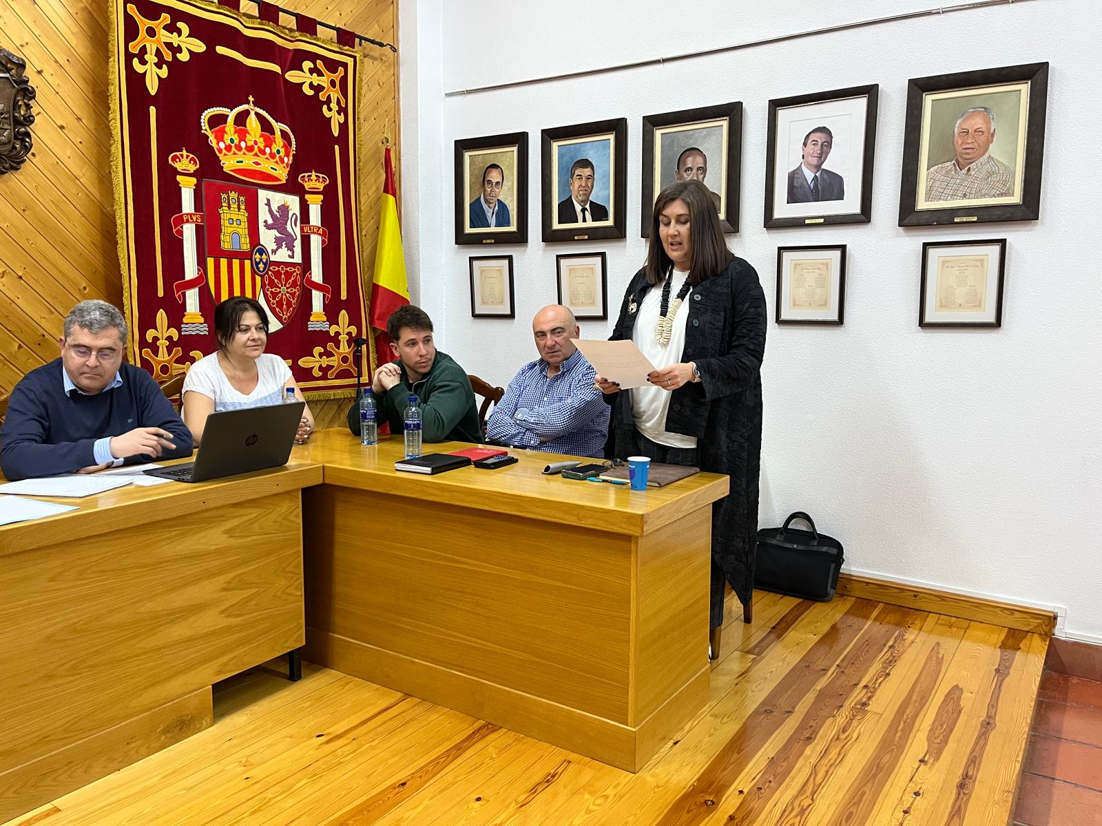 Lourdes García se incorpora como nueva concejala en el Ayuntamiento en sustitución de Laura Barbas